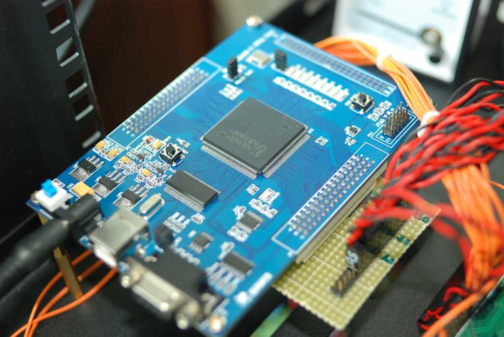 装有 FPGA 芯片和多种接口的蓝色开发板